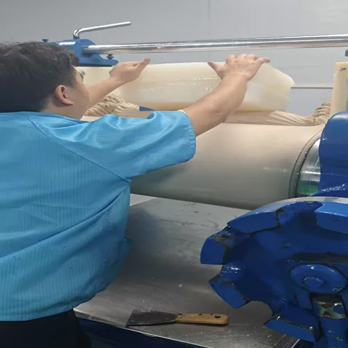 In einer 22 Jahre alten chinesischen Silikonfabrik: Der Alltag der Mischwerkstatt, der die Produktqualität bestimmt